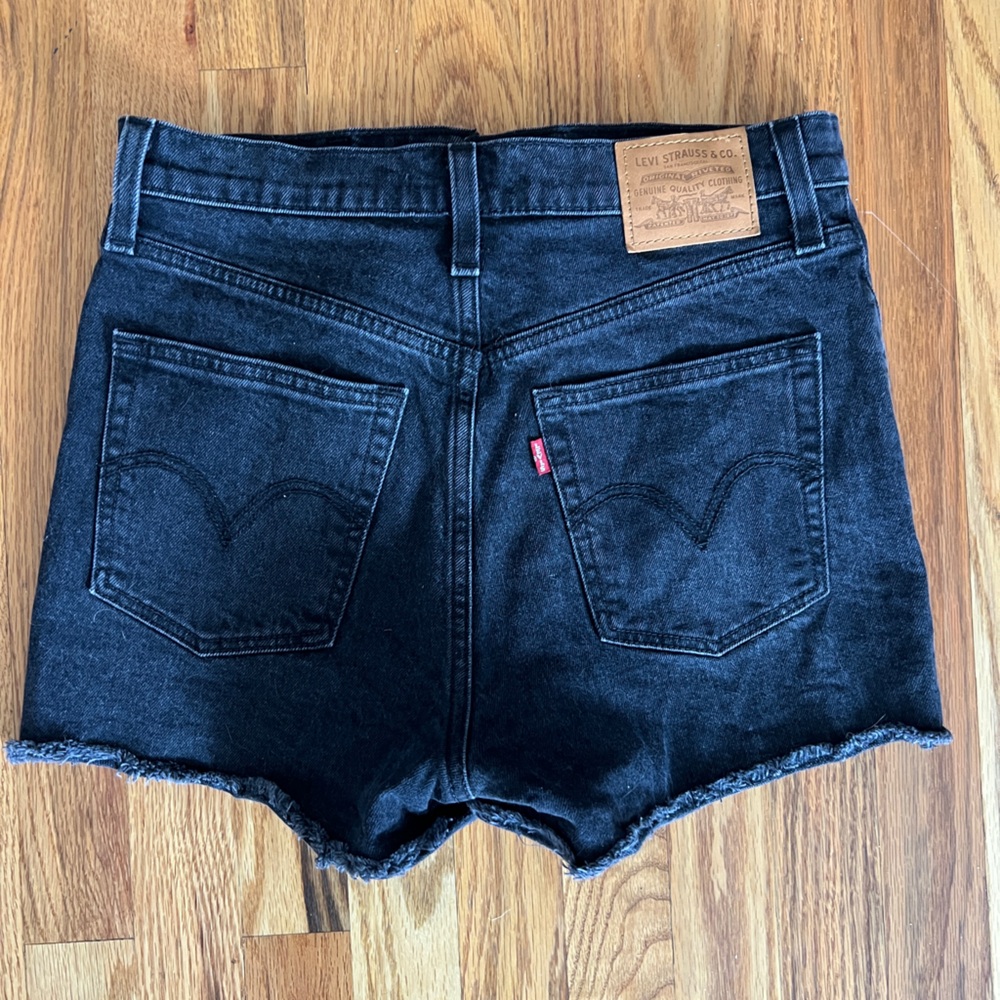 Levi’s women ribcage cutoffs in black, size 28